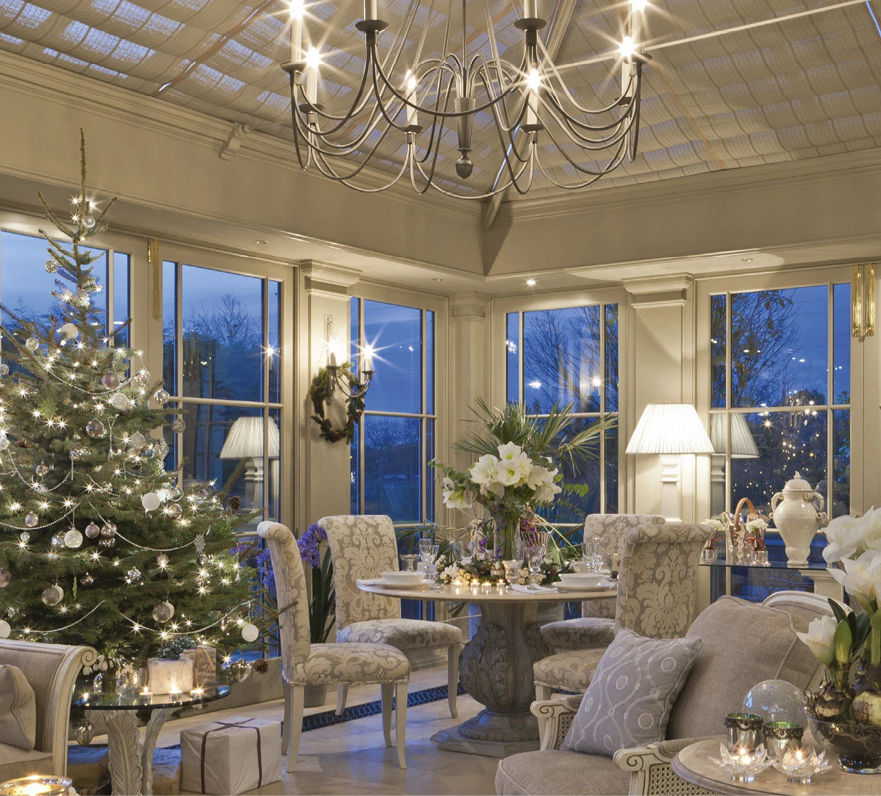 Image of a conservatory with effective and well planned lighting