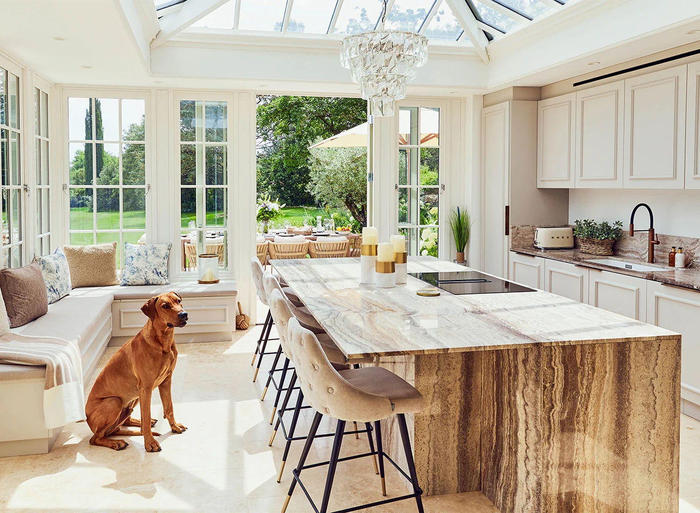 Kitchen orangery with garden connection