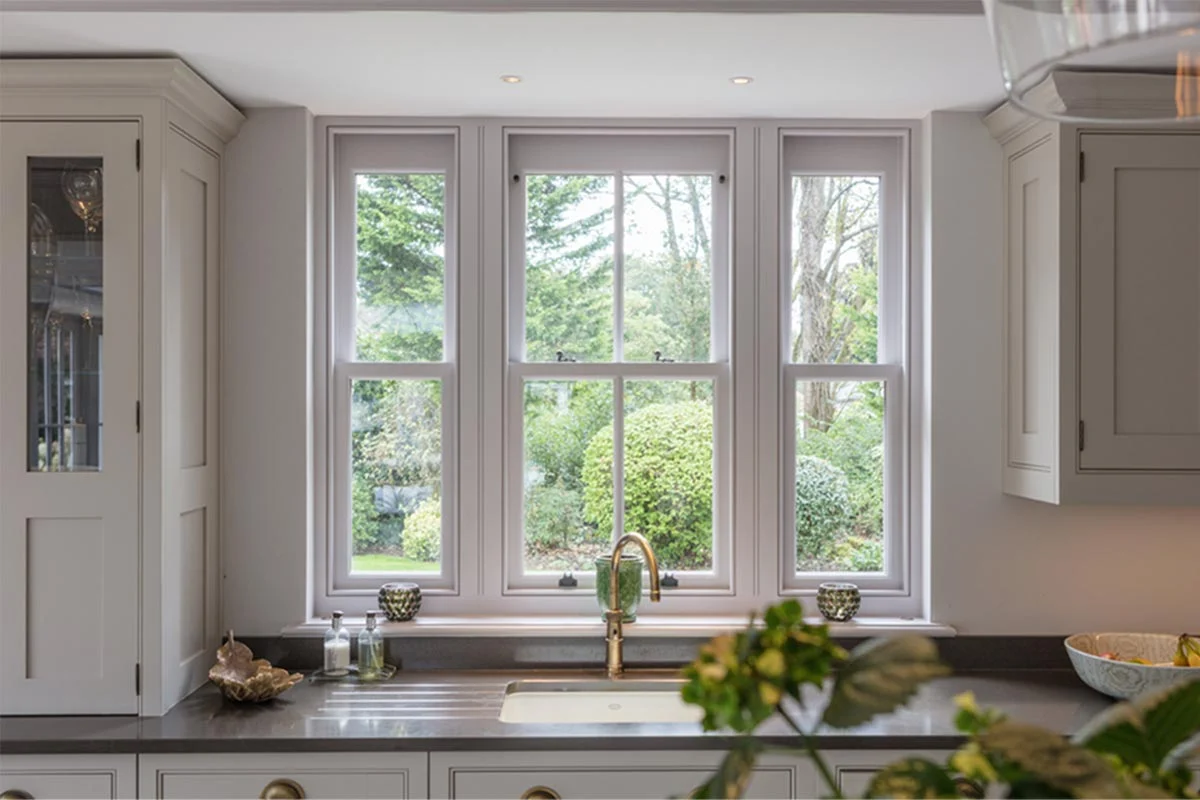 Kitchen orangery with high walls to facilitate a kitchen