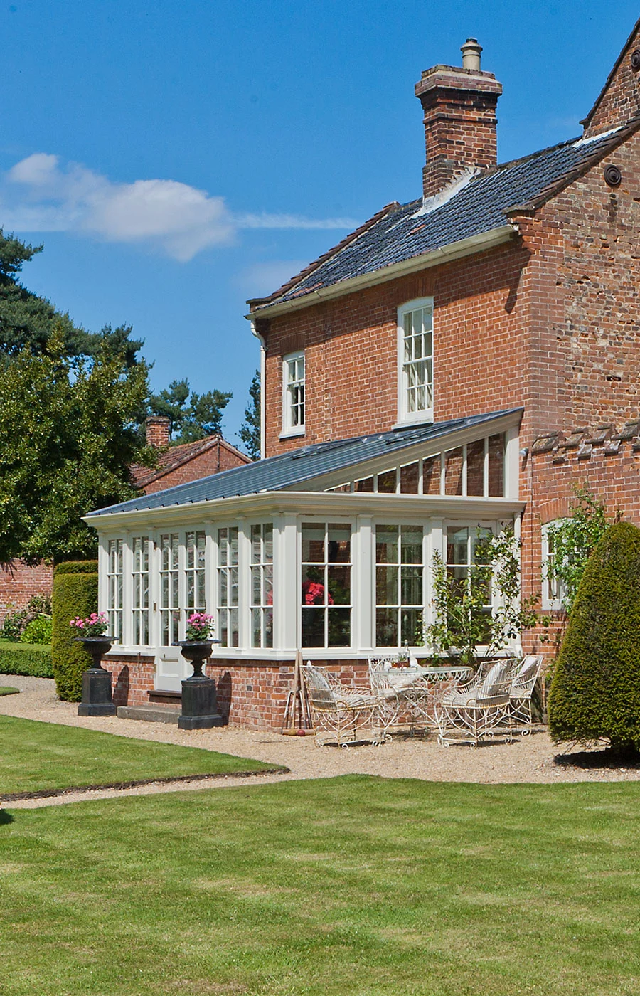 Lean-to extension connected to the garden