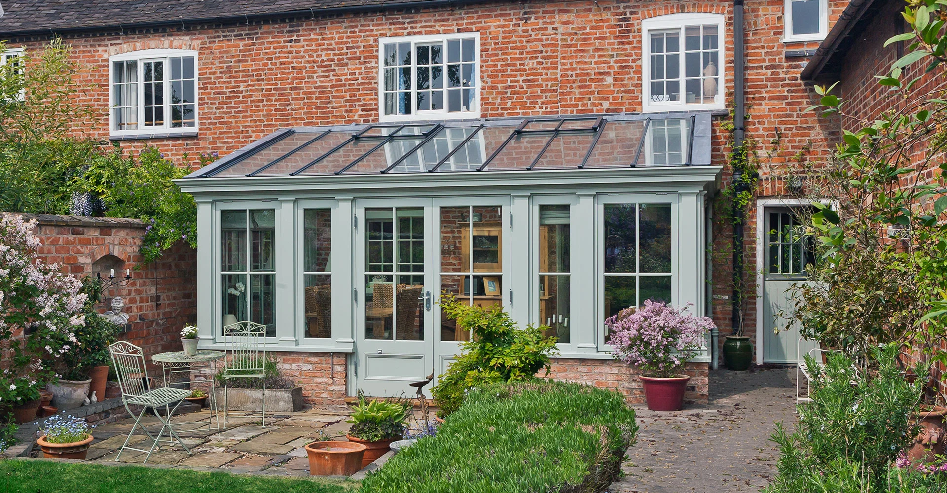 Lean-to extension connected to the garden
