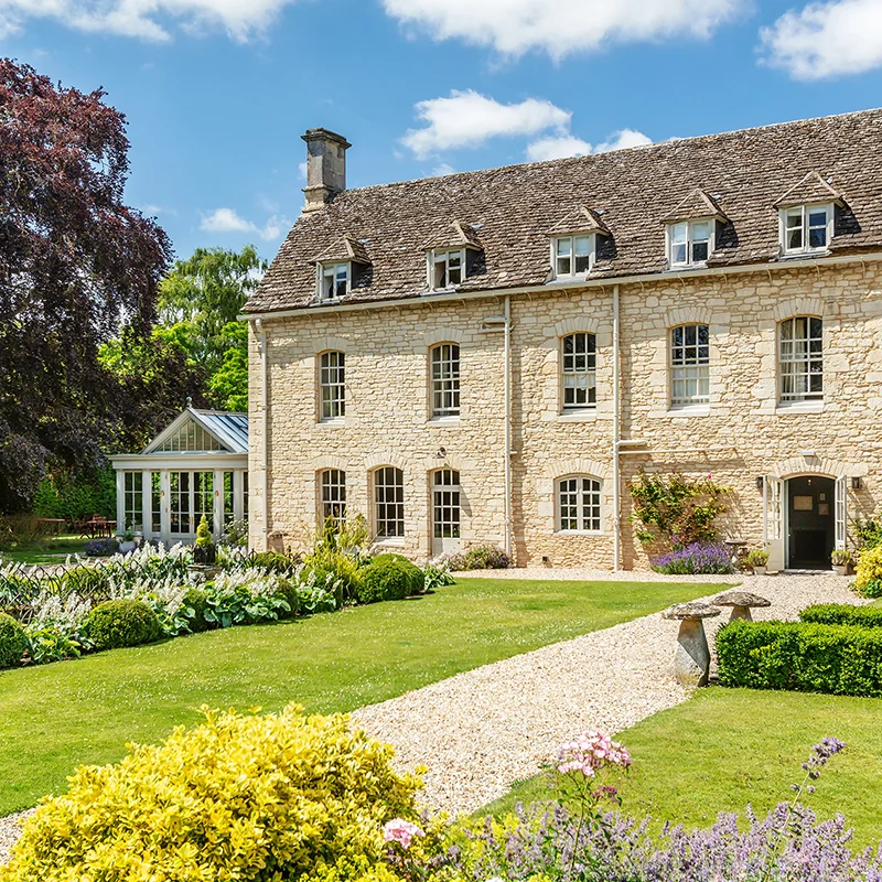Listed Cotswold hotel with conservatory