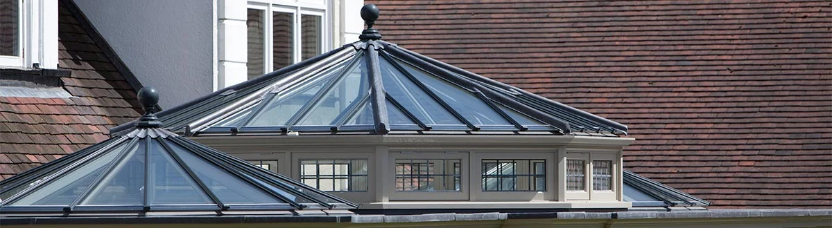 Roof lantern with deep entablature