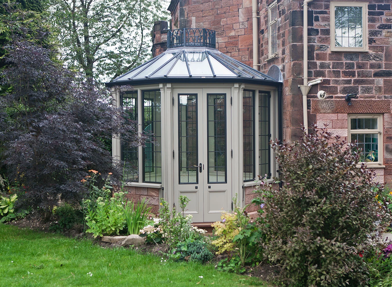 Small kitchen conservatory design