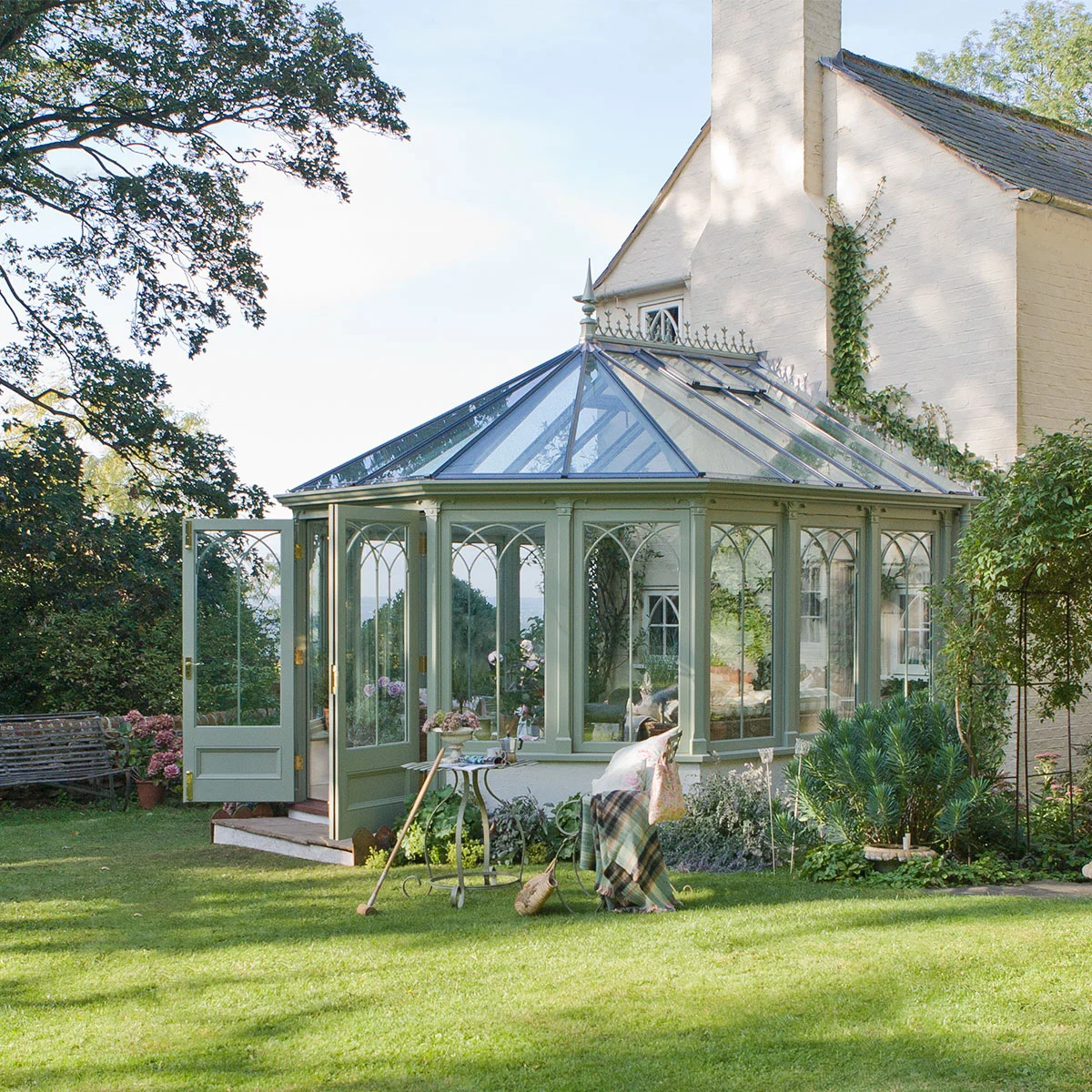 Small kitchen conservatory design