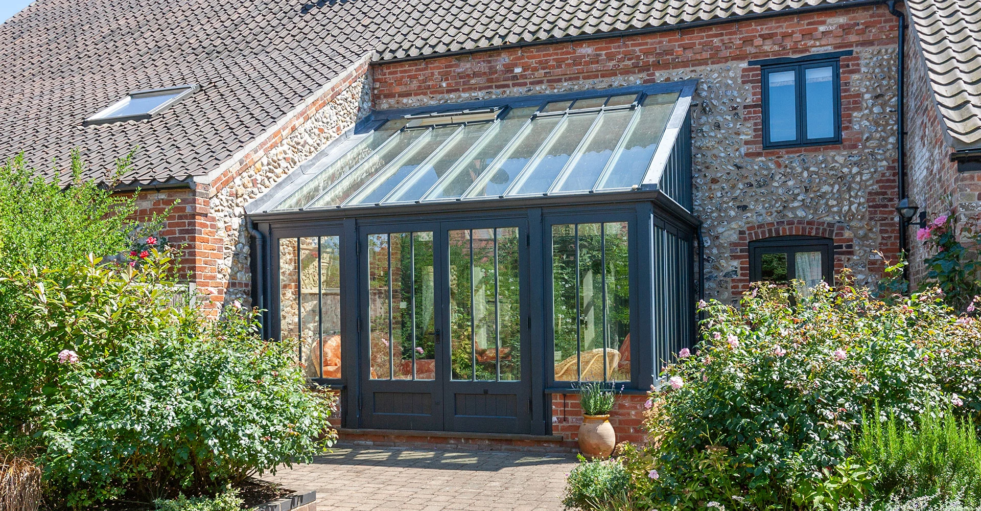 Decluttered kitchen conservatory design