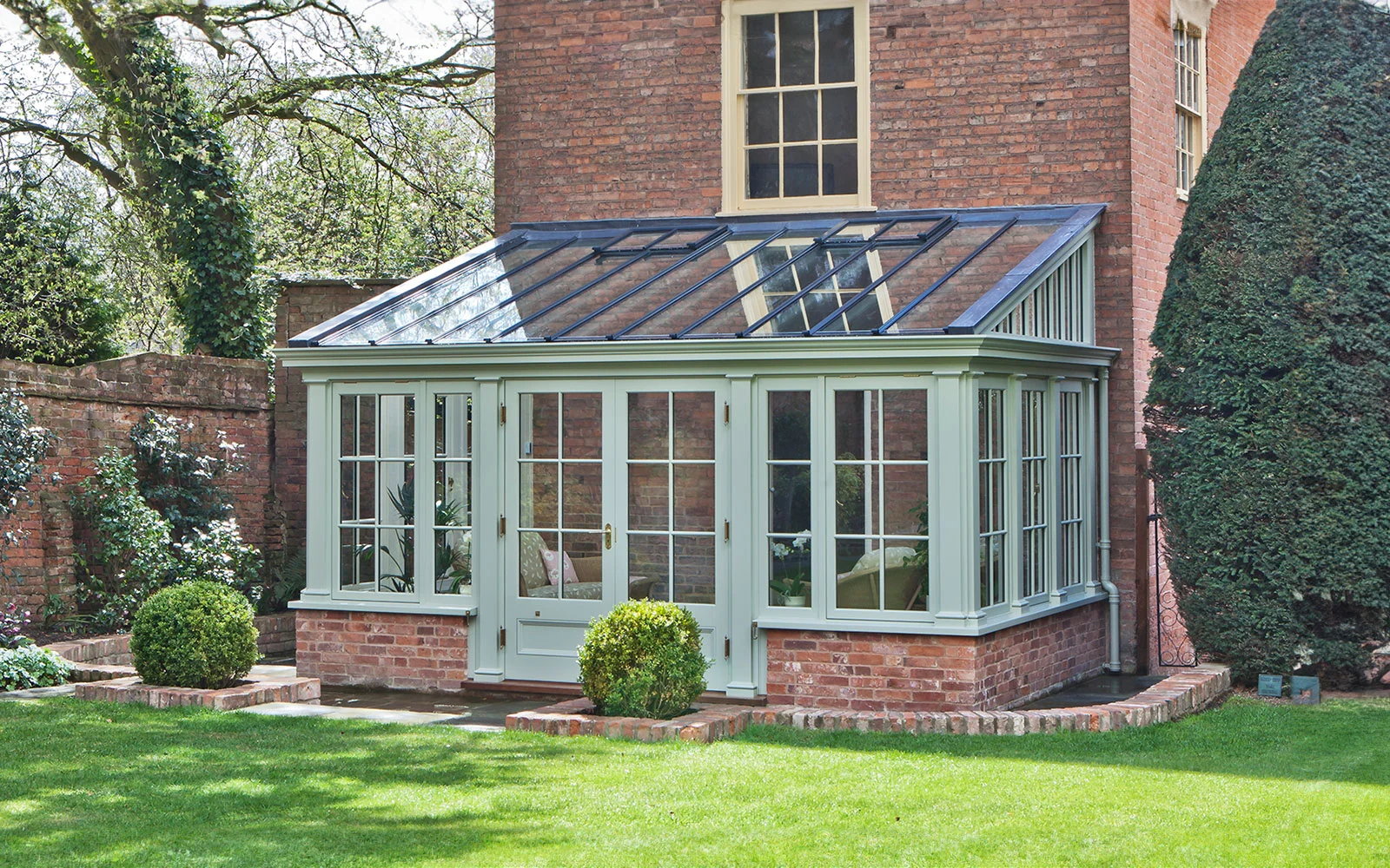 Orangery with black stylish bar incorporated