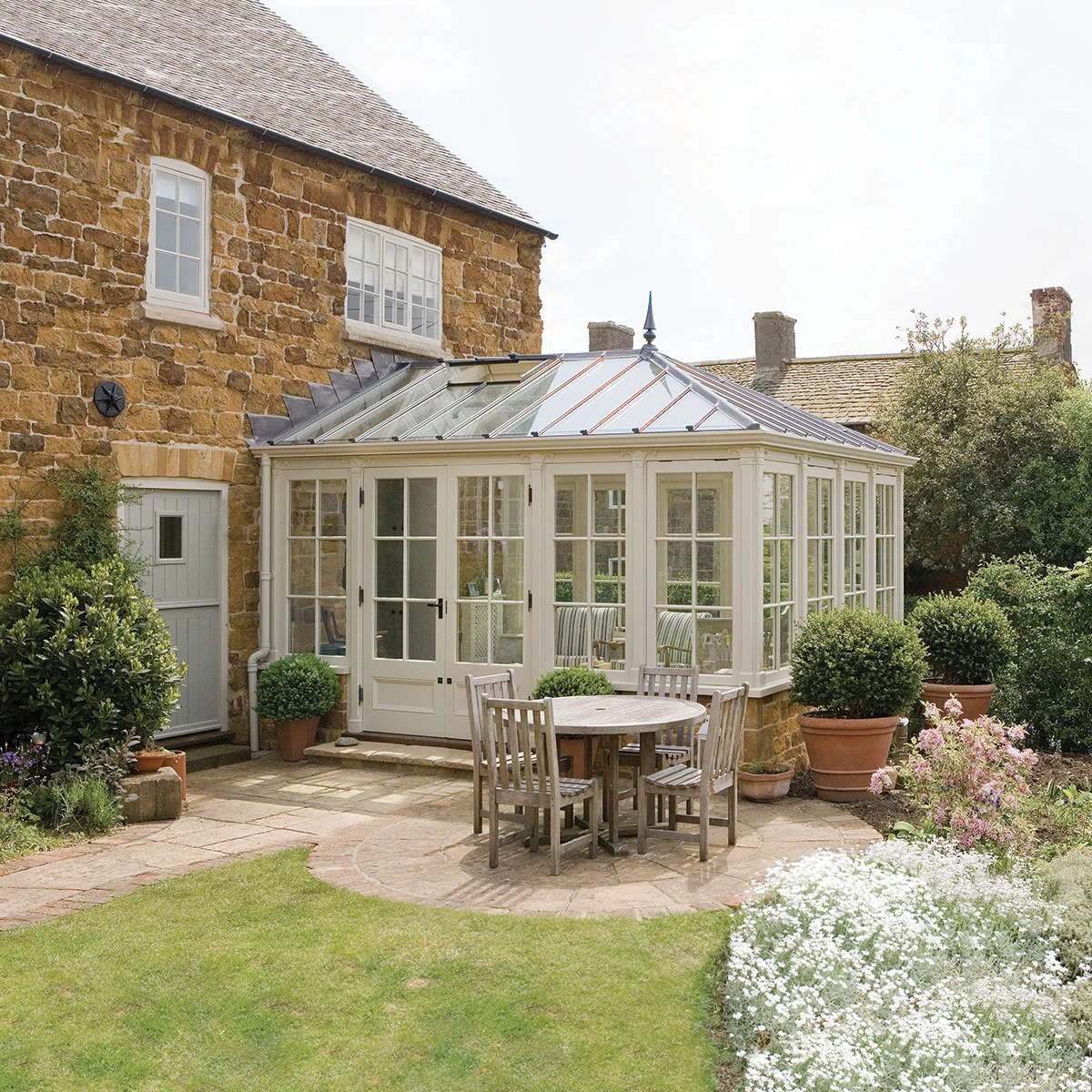 Small kitchen conservatory design